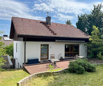 Zwei Wohneinheiten - ein Zuhause!
Einfamilienhaus mit Einliegerwohnung - Gartenidylle & Fernblick inklusive