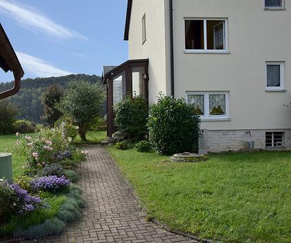 Gedämmtes Zweifamilienhaus in ruhiger Wohnlage bei Hiltpoltstein - bereits an Fernwärme angeschlossen!