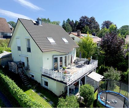 Modernes Einfamilienhaus mit Einliegerwohnung und Blick über Forchheim