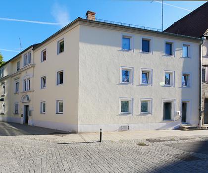 Zur Miete: Forchheim Innenstadt, neu renovierte 4-Zimmer-Wohnung mit Einbauküche und Stellplatz