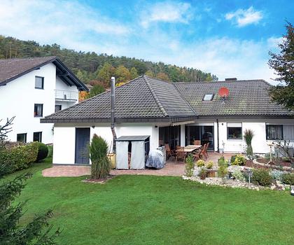 Durchdacht modernisierter Bungalow in traumhafter Ortsrandlage von Buckenhofen